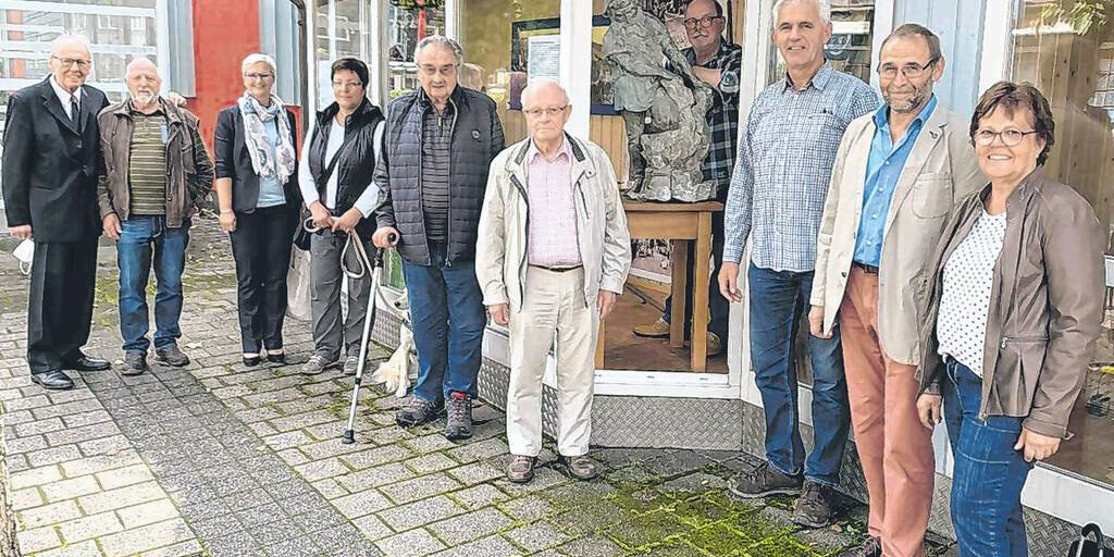 Mit wechselnden Ausstellungen im neuen Schaufenster möchte der Heimatverein Landwirtschaft und Brauchtum Bad Berleburg die Bürger und Gäste der Stadt auf historische Themen und Heimatkunde aufmerksam machen. (SZ-Foto: Alexander Kollek) Mit wechselnden Ausstellungen im neuen Schaufenster möchte der Heimatverein Landwirtschaft und Brauchtum Bad Berleburg die Bürger und Gäste der Stadt auf historische Themen und Heimatkunde aufmerksam machen. (SZ-Foto: Alexander Kollek)