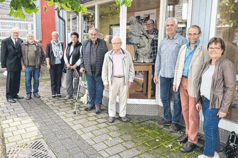 Mit wechselnden Ausstellungen im neuen Schaufenster möchte der Heimatverein Landwirtschaft und Brauchtum Bad Berleburg die Bürger und Gäste der Stadt auf historische Themen und Heimatkunde aufmerksam machen. (SZ-Foto: Alexander Kollek)