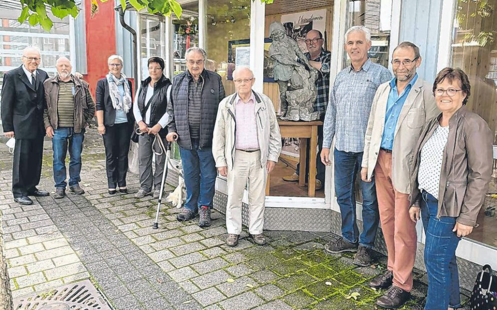 Mit wechselnden Ausstellungen im neuen Schaufenster möchte der Heimatverein Landwirtschaft und Brauchtum Bad Berleburg die Bürger und Gäste der Stadt auf historische Themen und Heimatkunde aufmerksam machen. (SZ-Foto: Alexander Kollek)