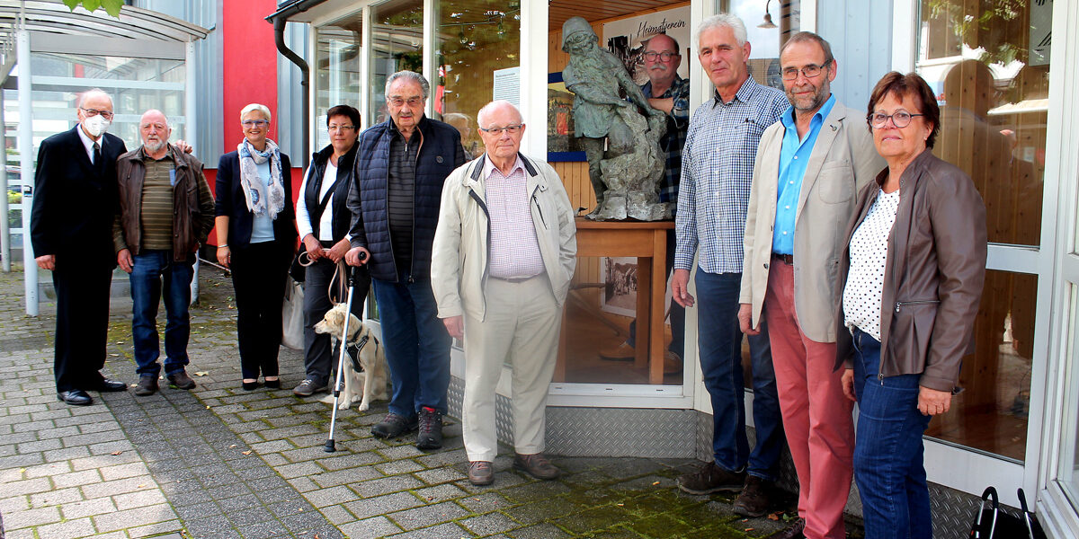 In neuem Licht erstrahlen soll die Brunnenfigur - Hans Petry (neben der Figur l.) hat die Geschichte recherchiert, Günter Hirschhäuser (l. neben H. Petry) gilt als 'Entdecker'. Christoph Vetter und Klaus Daum (neben der Figur r.) versuchen, viele Puzzle-Stücke zusammenzutragen. (WIPO-Foto: Benedict Weinhold)