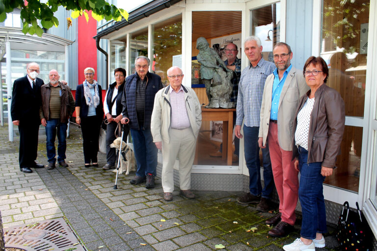 In neuem Licht erstrahlen soll die Brunnenfigur - Hans Petry (neben der Figur l.) hat die Geschichte recherchiert, Günter Hirschhäuser (l. neben H. Petry) gilt als 'Entdecker'. Christoph Vetter und Klaus Daum (neben der Figur r.) versuchen, viele Puzzle-Stücke zusammenzutragen. (WIPO-Foto: Benedict Weinhold)