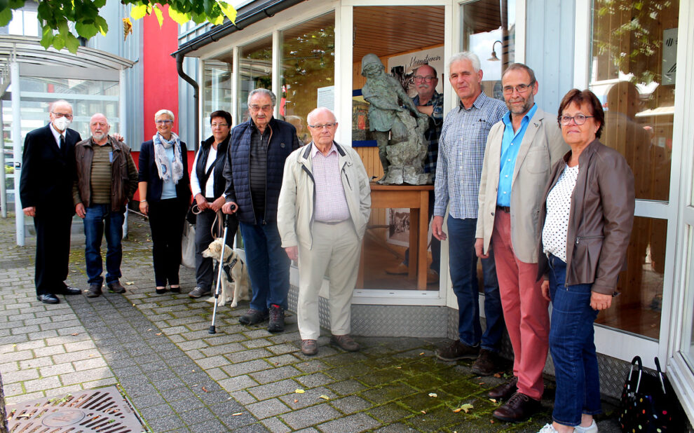 In neuem Licht erstrahlen soll die Brunnenfigur - Hans Petry (neben der Figur l.) hat die Geschichte recherchiert, Günter Hirschhäuser (l. neben H. Petry) gilt als 'Entdecker'. Christoph Vetter und Klaus Daum (neben der Figur r.) versuchen, viele Puzzle-Stücke zusammenzutragen. (WIPO-Foto: Benedict Weinhold)