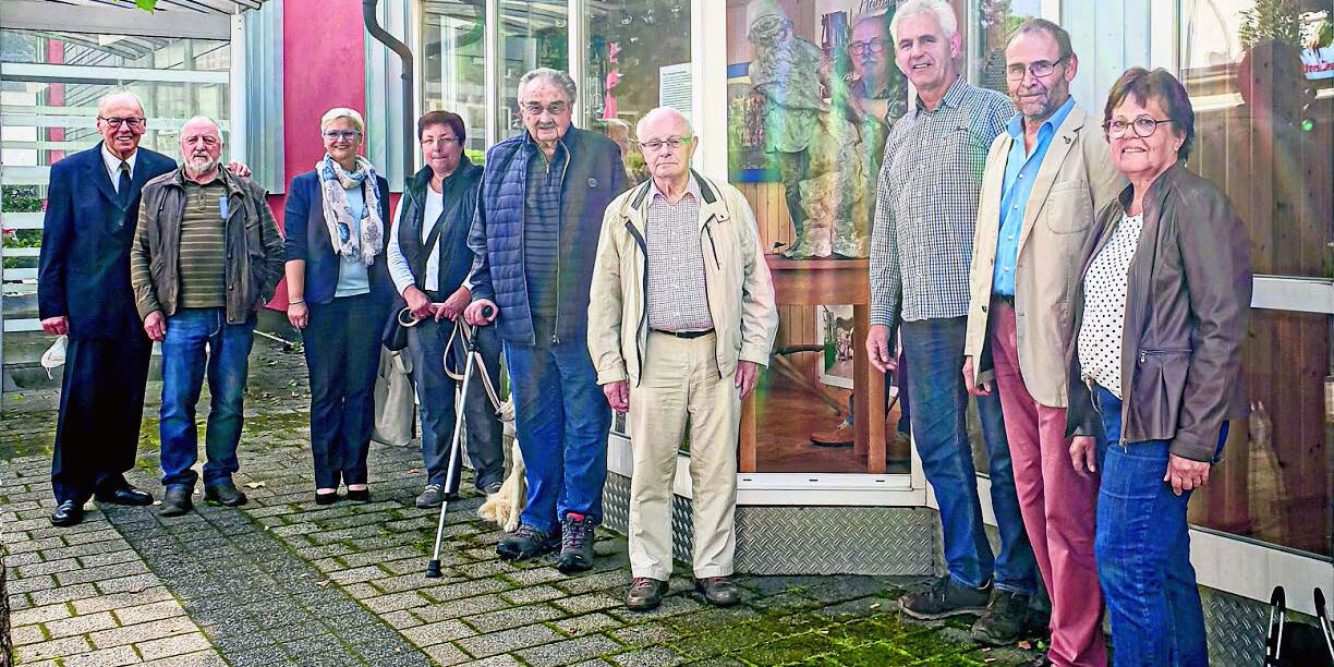 Helfer, Freunde und Sponsoren treffen sich vor dem Schaufenster mit dem Heimatverein Landwirtschaft und Brauchtum Bad Berleburg, um ihre Arbeit gemeinsam vorzustellen. (WP-Foto: Ramona Richter) Helfer, Freunde und Sponsoren treffen sich vor dem Schaufenster mit dem Heimatverein Landwirtschaft und Brauchtum Bad Berleburg, um ihre Arbeit gemeinsam vorzustellen. (WP-Foto: Ramona Richter)