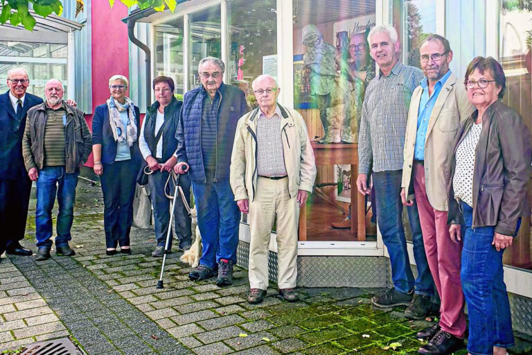 Helfer, Freunde und Sponsoren treffen sich vor dem Schaufenster mit dem Heimatverein Landwirtschaft und Brauchtum Bad Berleburg, um ihre Arbeit gemeinsam vorzustellen. (WP-Foto: Ramona Richter)