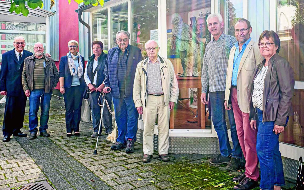 Helfer, Freunde und Sponsoren treffen sich vor dem Schaufenster mit dem Heimatverein Landwirtschaft und Brauchtum Bad Berleburg, um ihre Arbeit gemeinsam vorzustellen. (WP-Foto: Ramona Richter)