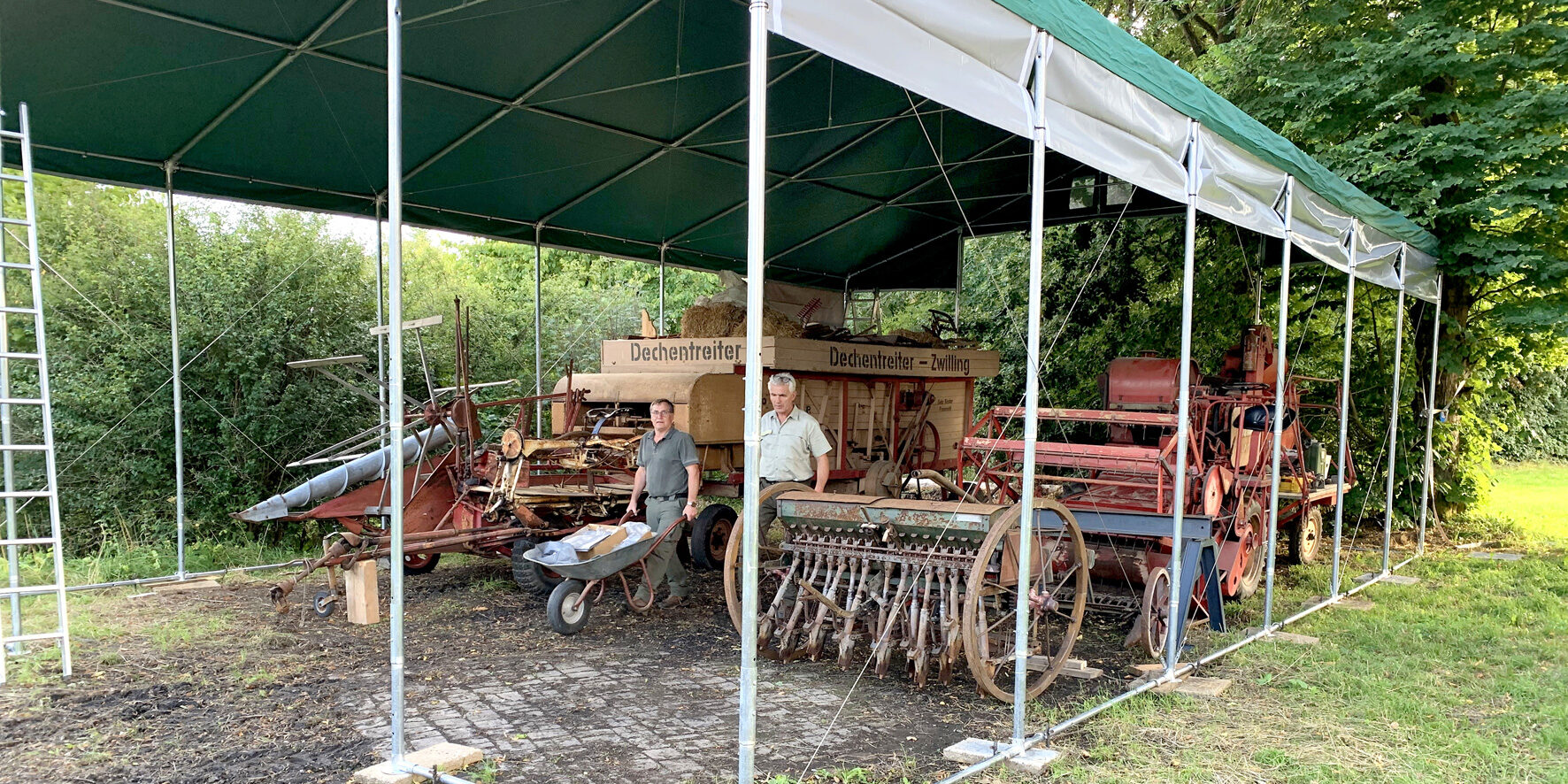 Auf dem Nachbargelände der befreundeten Kyffhäuser-Kameraden hat der Heimatverein Landwirtschaft und Brauchtum Bad Berleburg inzwischen ein beachtliches Zelt errichtet. Darin sollen vorübergehend die größeren Landmaschinen und Geräte untergebracht werden. Sobald der Bau einer historischen Remise auf dem Gemeinschaftsgelände am Sengelsberg durchgeführt werden kann, wird das Zelt wieder abgebaut. Im Bild aktiv bei einem der vielen ehrenamtlichen Einsätze: Christoph Weyand (links) und Klaus Daum. (Foto: Christoph Vetter)
