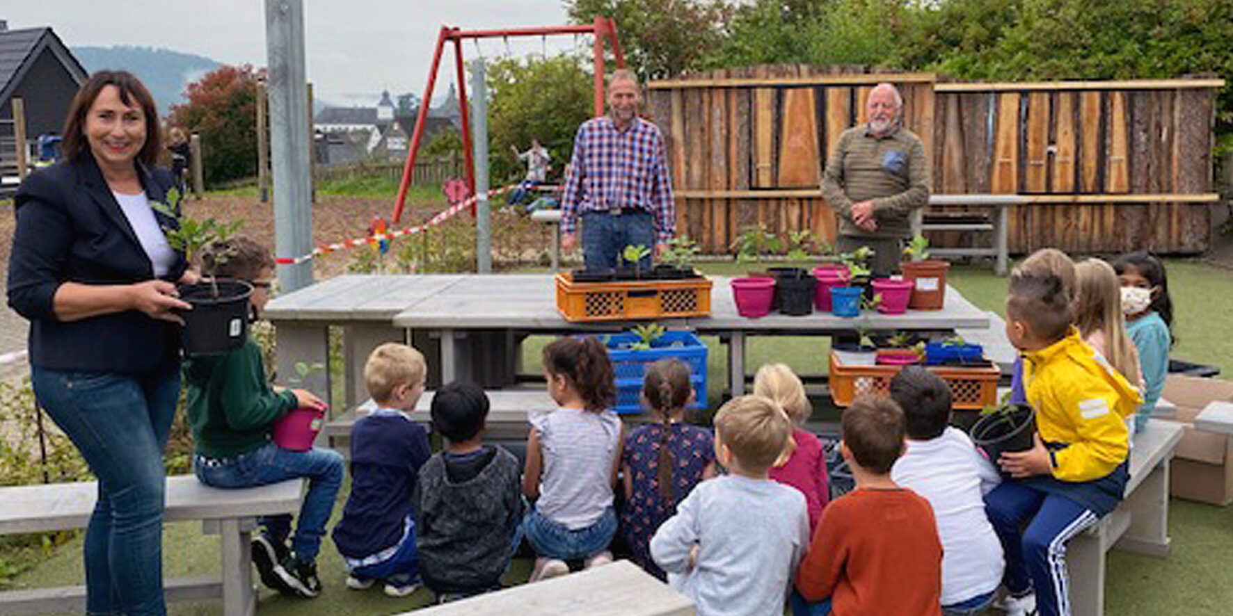 Ihre eigene Eiche können 50 Kinder der Burgfeldschule Bad Berleburg bald pflanzen. Klassenlehrerin Katharina Kuhli (links) freut sich mit den Jungen und Mädchen über die sinnvolle Spende, die Klaus Sonneborn und Friedhelm Kroh jetzt für den Heimatvereins Landwirtschaft und Brauchtum überbrachten. (Foto: Schule)