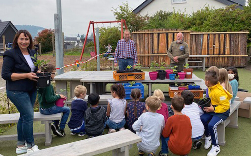 Ihre eigene Eiche können 50 Kinder der Burgfeldschule Bad Berleburg bald pflanzen. Klassenlehrerin Katharina Kuhli (links) freut sich mit den Jungen und Mädchen über die sinnvolle Spende, die Klaus Sonneborn und Friedhelm Kroh jetzt für den Heimatvereins Landwirtschaft und Brauchtum überbrachten. (Foto: Schule)
