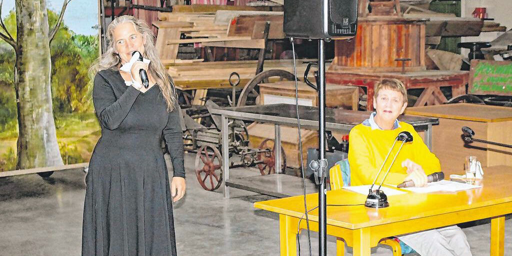 Rikarde Riedesel (l.) hieß die Besucher nach einem Jahr der langen Pause willkommen. Kanada-Kennerin Margarete von Schwarzkopf hatte viel zu berichten. (SZ-Foto: Guido Schneider) Rikarde Riedesel (l.) hieß die Besucher nach einem Jahr der langen Pause willkommen. Kanada-Kennerin Margarete von Schwarzkopf hatte viel zu berichten. (SZ-Foto: Guido Schneider)