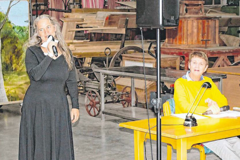 Rikarde Riedesel (l.) hieß die Besucher nach einem Jahr der langen Pause willkommen. Kanada-Kennerin Margarete von Schwarzkopf hatte viel zu berichten. (SZ-Foto: Guido Schneider)