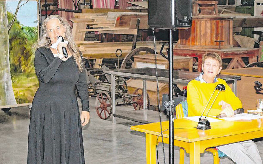 Rikarde Riedesel (l.) hieß die Besucher nach einem Jahr der langen Pause willkommen. Kanada-Kennerin Margarete von Schwarzkopf hatte viel zu berichten. (SZ-Foto: Guido Schneider)