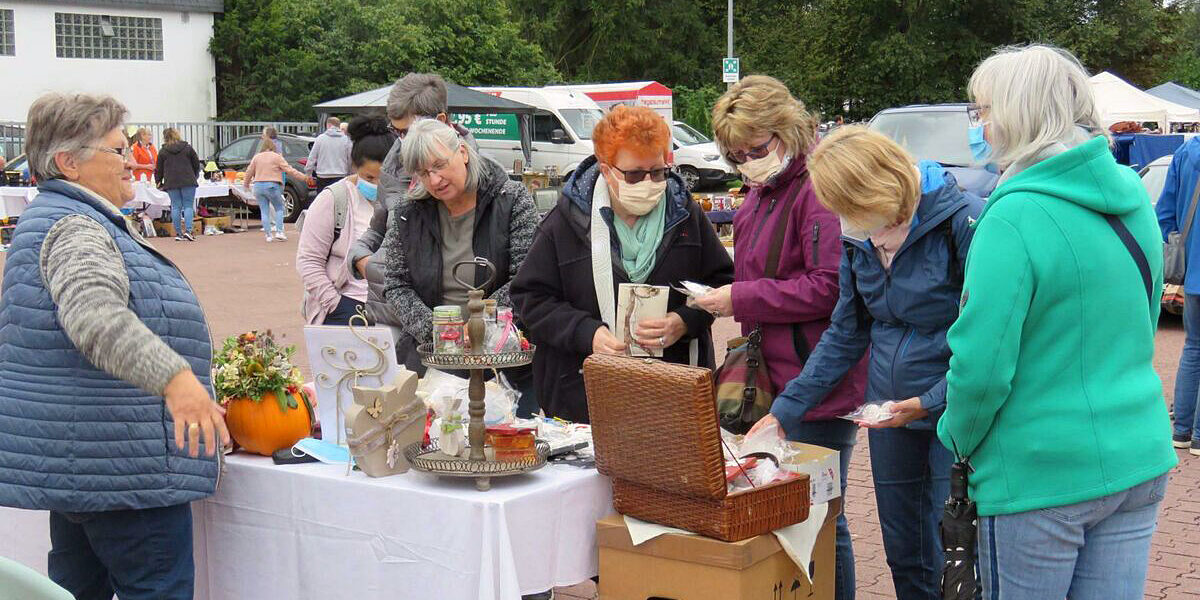 Eine sehr angenehme Markt-Atmosphäre herrschte am Sonntag auf dem Parkplatz des Bad Berleburger Hagebau-Marktes. (SZ-Foto: Martin Völkel) Eine sehr angenehme Markt-Atmosphäre herrschte am Sonntag auf dem Parkplatz des Bad Berleburger Hagebau-Marktes. (SZ-Foto: Martin Völkel)