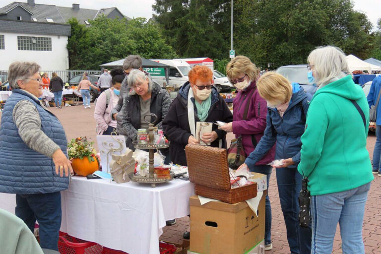 Eine sehr angenehme Markt-Atmosphäre herrschte am Sonntag auf dem Parkplatz des Bad Berleburger Hagebau-Marktes. (SZ-Foto: Martin Völkel)