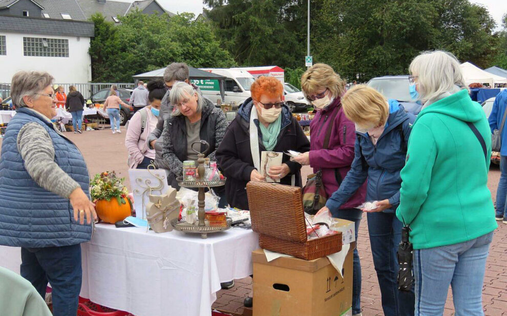 Eine sehr angenehme Markt-Atmosphäre herrschte am Sonntag auf dem Parkplatz des Bad Berleburger Hagebau-Marktes. (SZ-Foto: Martin Völkel)