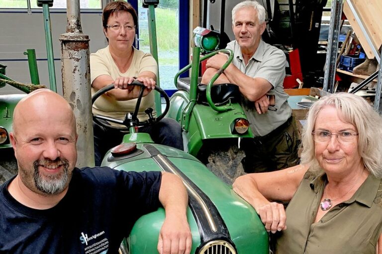 Ein gut bestückter Flohmarkt kann für jede Stadt eine Magnetwirkung haben und auch auswärtige Besucher anlocken. Nachdem die Durchführung solcher Märkte im Zentrum Bad Berleburgs der Vergangenheit angehört, wird der Heimatverein Landwirtschaft und Brauchtum Bad Berleburg nun federführend durch seine Mitglieder Swen Homrighausenn und Rita Bald (vorn) regelmäßig Flohmärkte mit privaten Anbietern am Hagebaumarkt durchführen. Mit Andrea Knebel und Klaus Daum vom Vorstand sind die Weichen dafür gestellt worden. (Foto: Christoph Vetter)