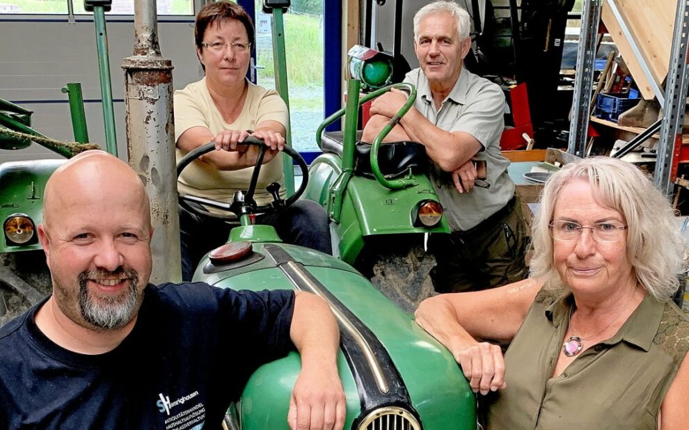Ein gut bestückter Flohmarkt kann für jede Stadt eine Magnetwirkung haben und auch auswärtige Besucher anlocken. Nachdem die Durchführung solcher Märkte im Zentrum Bad Berleburgs der Vergangenheit angehört, wird der Heimatverein Landwirtschaft und Brauchtum Bad Berleburg nun federführend durch seine Mitglieder Swen Homrighausenn und Rita Bald (vorn) regelmäßig Flohmärkte mit privaten Anbietern am Hagebaumarkt durchführen. Mit Andrea Knebel und Klaus Daum vom Vorstand sind die Weichen dafür gestellt worden. (Foto: Christoph Vetter)