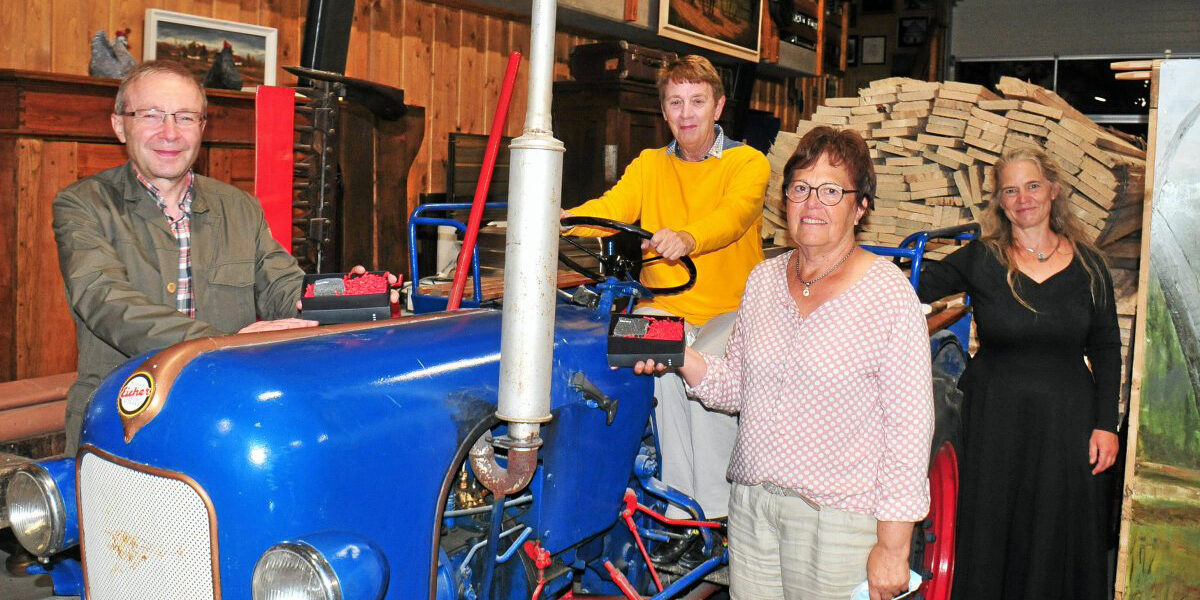 Alles neu durch die Pandemie: Statt als Kultur auf Rezept in der Kurapotheke gab es die Einführung in die kanadische Literatur zum Literaturpflaster 2021 jetzt im Museum am Rothaarsteig. Apotheker Karsten Wolter, Literaturwissenschaftlerin Margarete von Schwarzkopf, Hildegard Kaiser vom Heimatverein Landwirtschaft und Brauchtum als Hausherrin und Literaturpflaster-Organisatorin Rikarde Riedesel (von links) stellen sich zum Bild. (WP-Foto: Lars-Peter Dickel)