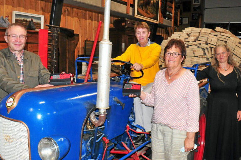 Alles neu durch die Pandemie: Statt als Kultur auf Rezept in der Kurapotheke gab es die Einführung in die kanadische Literatur zum Literaturpflaster 2021 jetzt im Museum am Rothaarsteig. Apotheker Karsten Wolter, Literaturwissenschaftlerin Margarete von Schwarzkopf, Hildegard Kaiser vom Heimatverein Landwirtschaft und Brauchtum als Hausherrin und Literaturpflaster-Organisatorin Rikarde Riedesel (von links) stellen sich zum Bild. (WP-Foto: Lars-Peter Dickel)