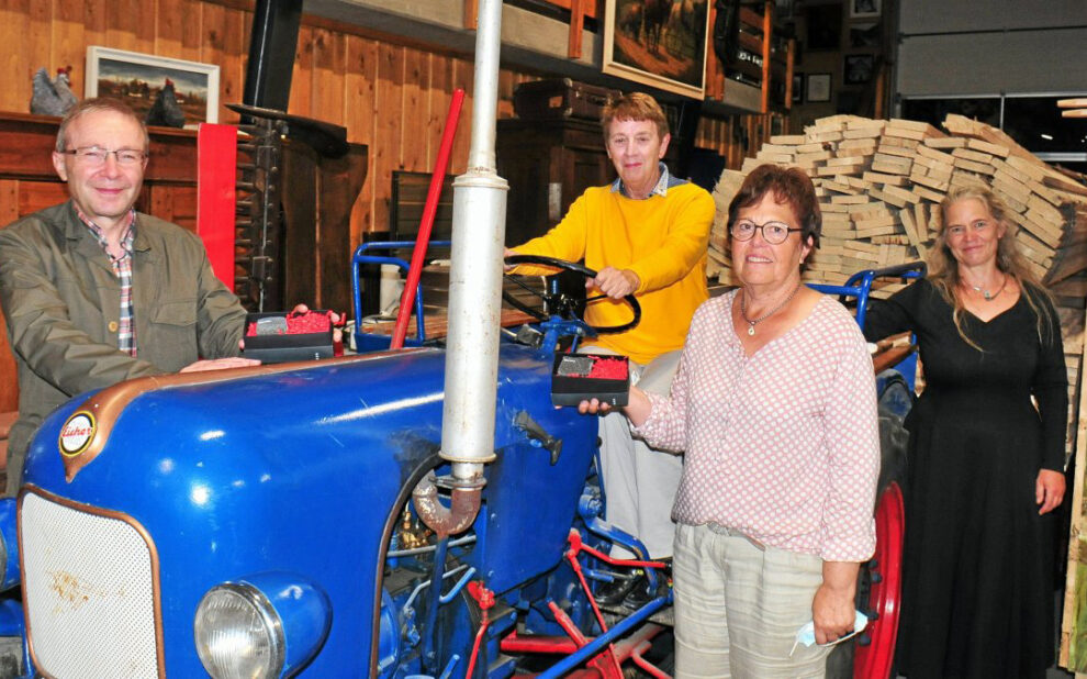 Alles neu durch die Pandemie: Statt als Kultur auf Rezept in der Kurapotheke gab es die Einführung in die kanadische Literatur zum Literaturpflaster 2021 jetzt im Museum am Rothaarsteig. Apotheker Karsten Wolter, Literaturwissenschaftlerin Margarete von Schwarzkopf, Hildegard Kaiser vom Heimatverein Landwirtschaft und Brauchtum als Hausherrin und Literaturpflaster-Organisatorin Rikarde Riedesel (von links) stellen sich zum Bild. (WP-Foto: Lars-Peter Dickel)