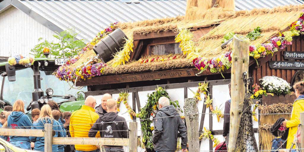 Die mit großem Abstand meist fotografierten Motive am Sengelsberg waren die prächtig geschmückten Erntewagen. (SZ-Foto: Martin Völkel) Die mit großem Abstand meist fotografierten Motive am Sengelsberg waren die prächtig geschmückten Erntewagen. (SZ-Foto: Martin Völkel)