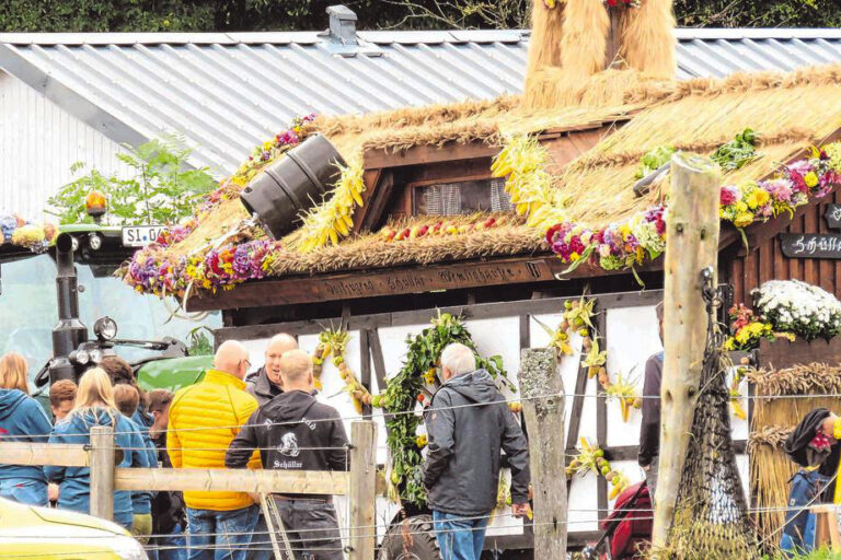 Die mit großem Abstand meist fotografierten Motive am Sengelsberg waren die prächtig geschmückten Erntewagen. (SZ-Foto: Martin Völkel)