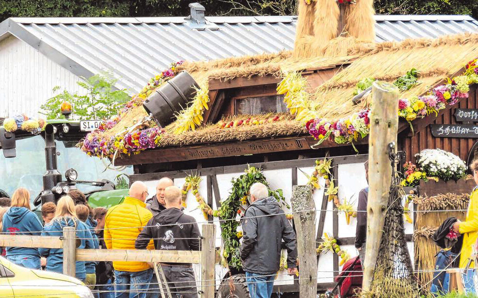 Die mit großem Abstand meist fotografierten Motive am Sengelsberg waren die prächtig geschmückten Erntewagen. (SZ-Foto: Martin Völkel)