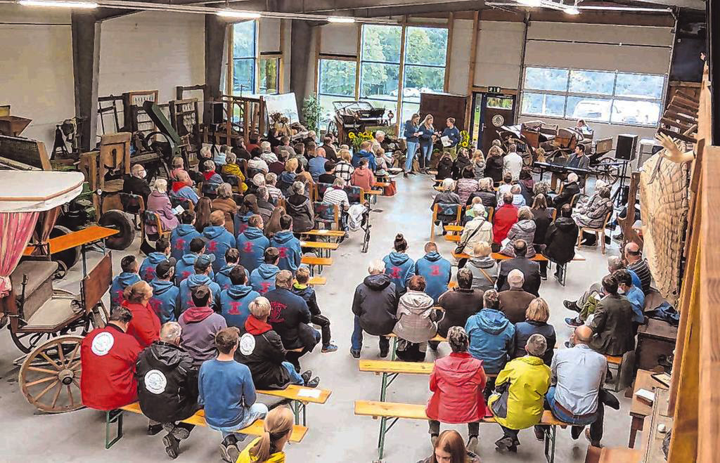 Ein ungewohntes Bild, an das man sich aber gerne wieder gewöhnen möchte. Rund 100 Besucher kamen zum Gottesdienst im neuen Museum. (SZ-Foto: Martin Völkel)