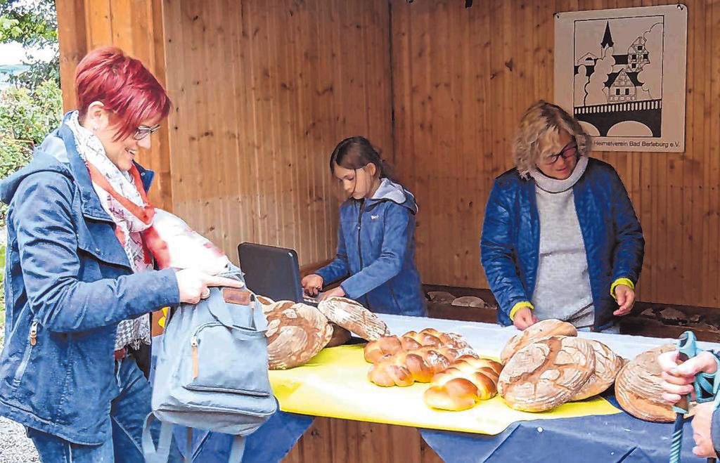 Es duftet wieder nach frischem Backhausbrot: Die Handwerksprodukte fanden am Sonntag reißenden Absatz. (SZ-Foto: Martin Völkel)