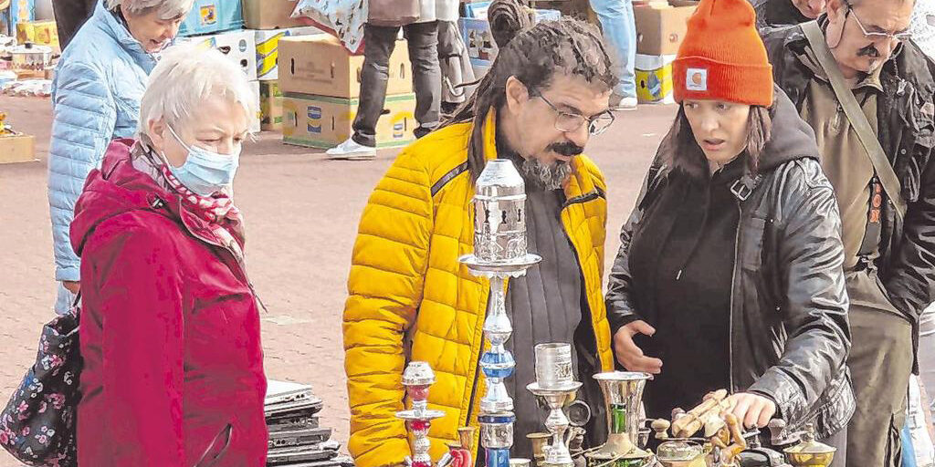 Auch der zweite Flohmarkt des Heimatvereins auf dem Parkplatz des Hagebaumarkts lockte zahlreiche Besucher an. (SZ-Foto: Martin Völkel) Auch der zweite Flohmarkt des Heimatvereins auf dem Parkplatz des Hagebaumarkts lockte zahlreiche Besucher an. (SZ-Foto: Martin Völkel)