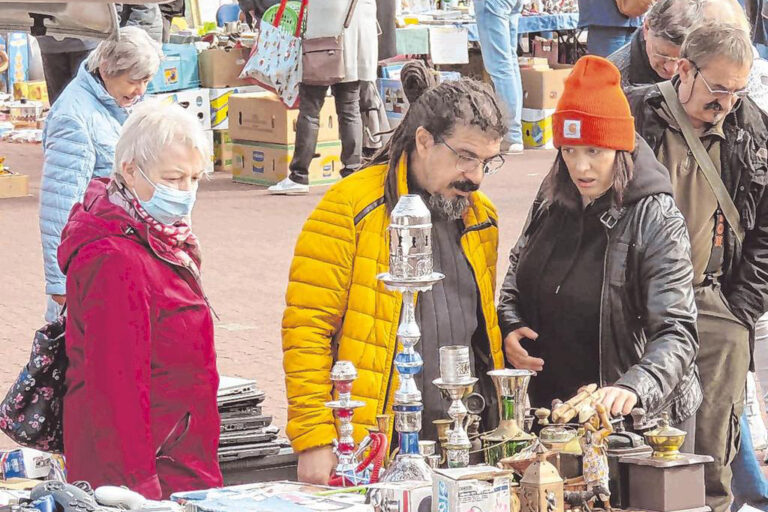 Auch der zweite Flohmarkt des Heimatvereins auf dem Parkplatz des Hagebaumarkts lockte zahlreiche Besucher an. (SZ-Foto: Martin Völkel)
