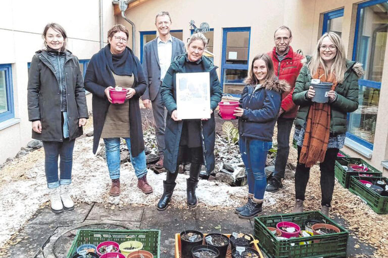 Freude in der Grundschule am Burgfeld über den ersten Platz beim Klimaschutzpreis. (SZ-Foto: Christian Völkel)