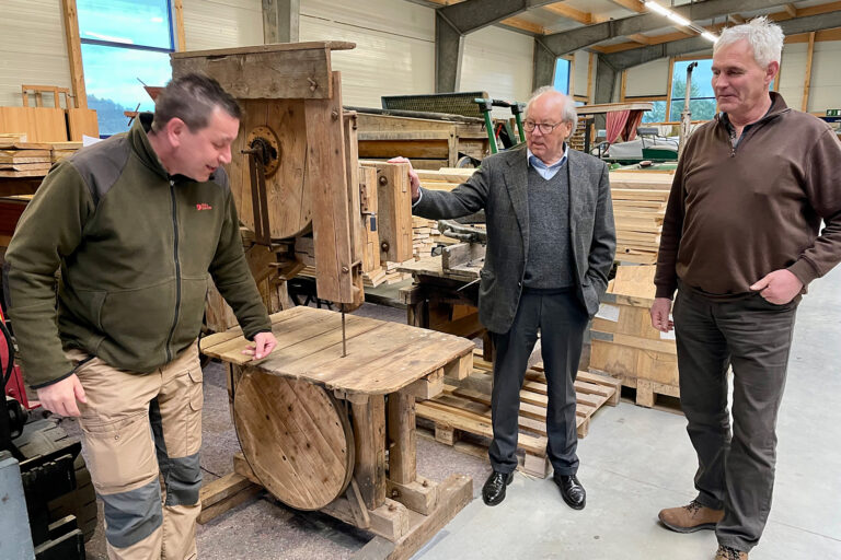 Geschenk für großzügigen Sponsor Jürgen Ante (Foto: Heimatverein Landwirtschaft und Brauchtum / Christoph Vetter)