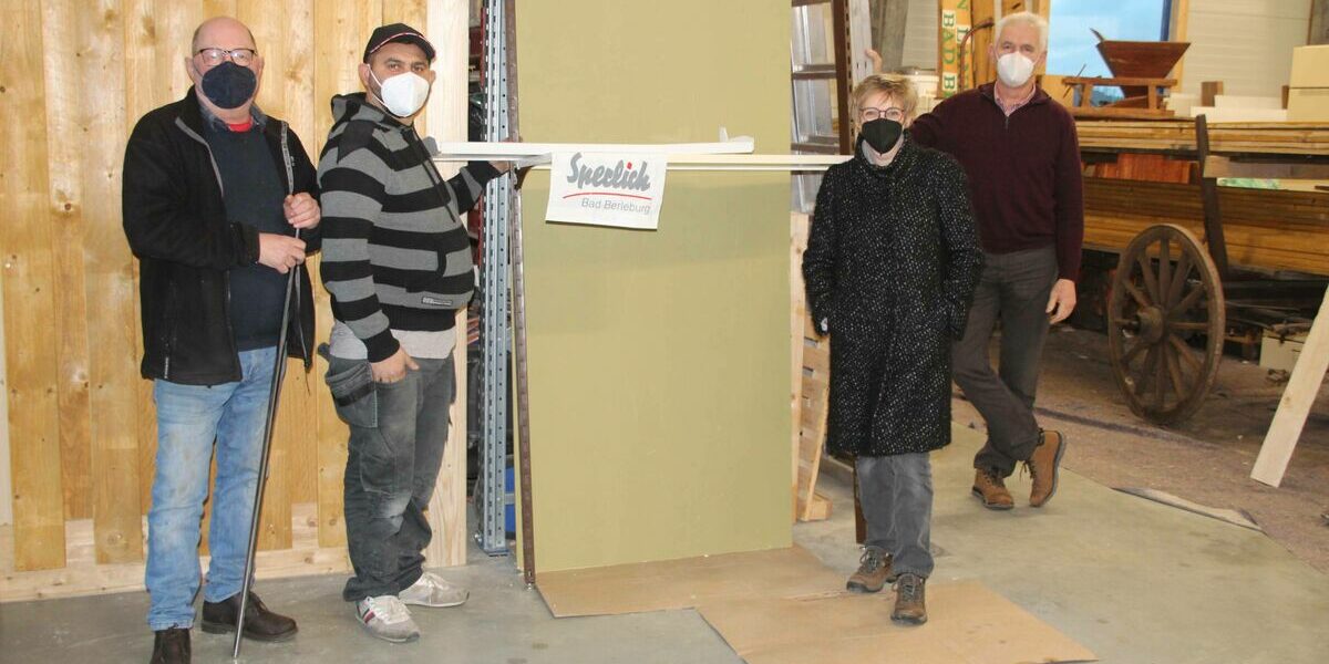 Im Museum am Rothaarsteig bekommen das Regalsystem und die Wandverkleidung aus dem ehemaligen Modehaus Sperlich ein zweites Leben. Klaus Daum (re.) und Christoph Vetter (li.) dankten für den Heimatverein den Unterstützern Sabine Hatje und Alfred Tafoshi. (SZ-Foto: Christian Völkel) Im Museum am Rothaarsteig bekommen das Regalsystem und die Wandverkleidung aus dem ehemaligen Modehaus Sperlich ein zweites Leben. Klaus Daum (re.) und Christoph Vetter (li.) dankten für den Heimatverein den Unterstützern Sabine Hatje und Alfred Tafoshi. (SZ-Foto: Christian Völkel)