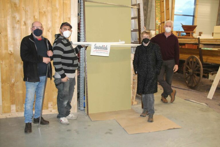 Im Museum am Rothaarsteig bekommen das Regalsystem und die Wandverkleidung aus dem ehemaligen Modehaus Sperlich ein zweites Leben. Klaus Daum (re.) und Christoph Vetter (li.) dankten für den Heimatverein den Unterstützern Sabine Hatje und Alfred Tafoshi. (SZ-Foto: Christian Völkel)