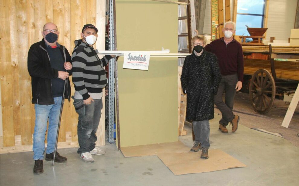 Im Museum am Rothaarsteig bekommen das Regalsystem und die Wandverkleidung aus dem ehemaligen Modehaus Sperlich ein zweites Leben. Klaus Daum (re.) und Christoph Vetter (li.) dankten für den Heimatverein den Unterstützern Sabine Hatje und Alfred Tafoshi. (SZ-Foto: Christian Völkel)