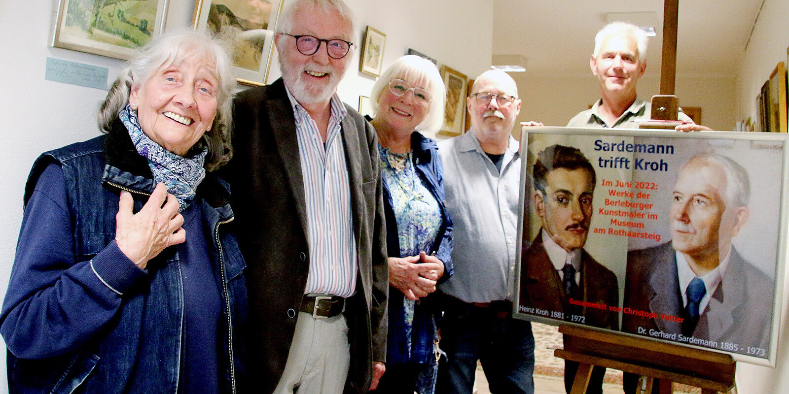 Ellen Neweling, Schülerin von Heinz Kroh, Werner Sardemann, Gilla Fuchs (geb. Sardemann), Christoph Vetter und Klaus Daum, Vorsitzender des Heimatvereins Landwirtschaft und Brauchtum (v.l.). (SZ-Foto: Christian Völkel)
