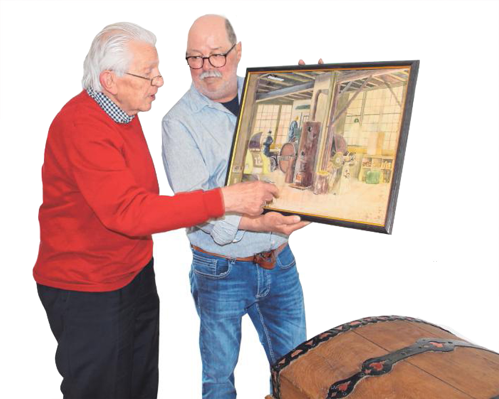 Blick in die Werkstatt seines Großvaters: Heino Noelling und Christoph Vetter im Gespräch. (SZ-Foto: Christian Völkel)