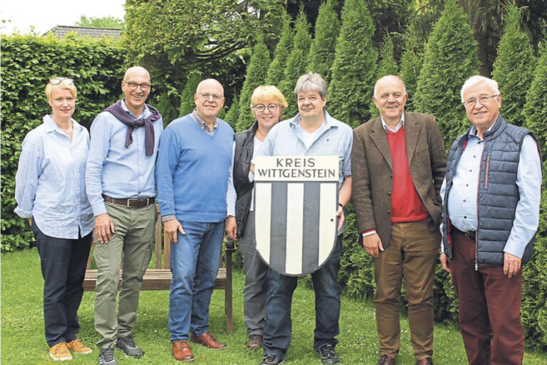 Freuten sich über die Rückgabe des alten Grenzschildes: Kerstin Skwarr, Eberhard Kießler, Reinhard Skwarr, Andrea Knebel, Heinrich Knebel, Dr. Hans Groth und Bernd Stremmel (von links). (Foto: Brigitte Krain)