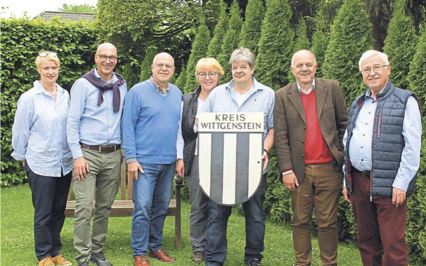 Freuten sich über die Rückgabe des alten Grenzschildes: Kerstin Skwarr, Eberhard Kießler, Reinhard Skwarr, Andrea Knebel, Heinrich Knebel, Dr. Hans Groth und Bernd Stremmel (von links). (Foto: Brigitte Krain)