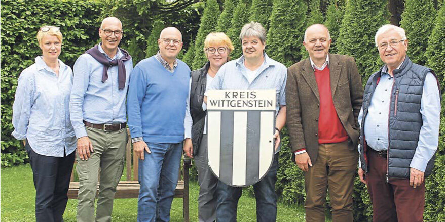 Freuten sich über die Rückgabe des alten Grenzschildes: Kerstin Skwarr, Eberhard Kießler, Reinhard Skwarr, Andrea Knebel, Heinrich Knebel, Dr. Hans Groth und Bernd Stremmel (von links). (Foto: Brigitte Krain)
