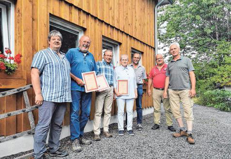 Im Rahmen der Jahreshauptversammlung wurden langjährige Mitglieder für ihre Vereinstreue ausgezeichnet. (Foto: Heimatverein 'Landwirtschaft und Brauchtum')