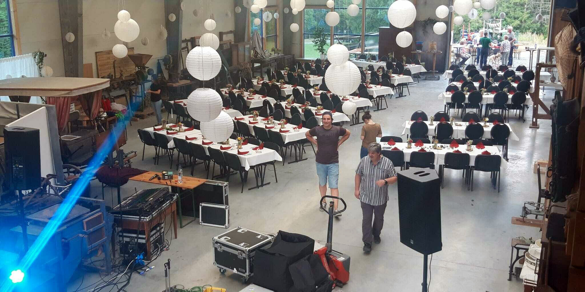 Veranstaltungsort mit besonderem Charme: Am Freitag wurde im Museum am Rothaarsteig die erste Hochzeit gefeiert – mit rund 150 Gästen. (SZ-Foto: Martin Völkel)