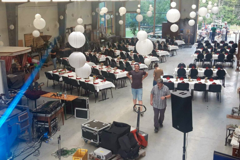 Veranstaltungsort mit besonderem Charme: Am Freitag wurde im Museum am Rothaarsteig die erste Hochzeit gefeiert – mit rund 150 Gästen. (SZ-Foto: Martin Völkel)