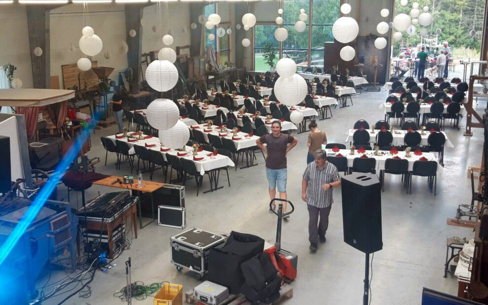Veranstaltungsort mit besonderem Charme: Am Freitag wurde im Museum am Rothaarsteig die erste Hochzeit gefeiert – mit rund 150 Gästen. (SZ-Foto: Martin Völkel)