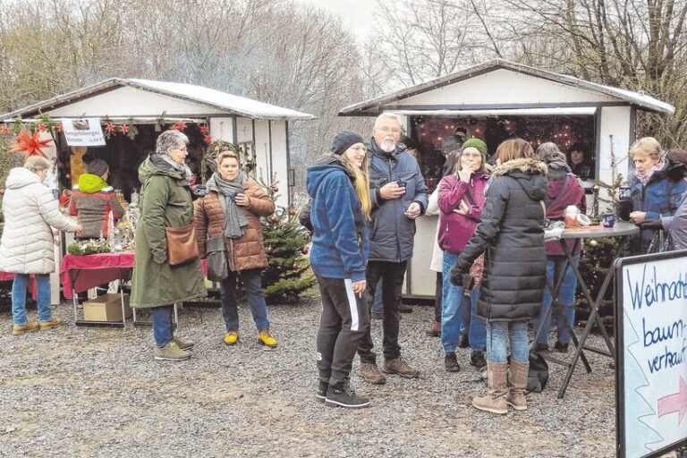 Die Mitglieder des Heimatvereins haben viel riskiert mit dem Weihnachtsmarkt rund um ihr Museum. (SZ-Foto: Guido Schneider)