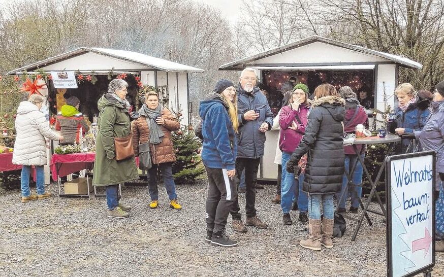 Die Mitglieder des Heimatvereins haben viel riskiert mit dem Weihnachtsmarkt rund um ihr Museum. (SZ-Foto: Guido Schneider)