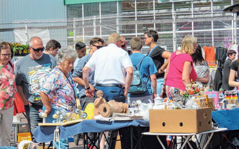 Starkes Besucherinteresse herrschte auf dem Parkplatz des Hagebau-Markts: Der Flohmarkt des Heimatvereins setzt auf Qualität. (Foto: Martin Völkel)