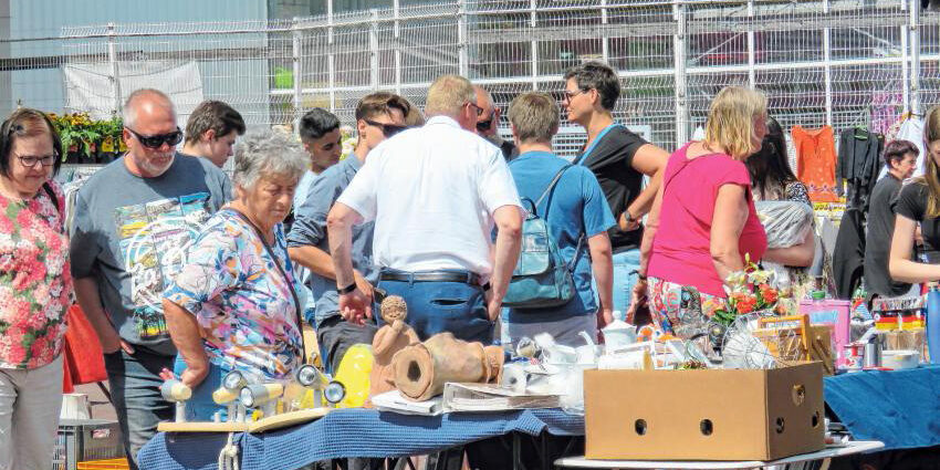 Starkes Besucherinteresse herrschte auf dem Parkplatz des Hagebau-Markts: Der Flohmarkt des Heimatvereins setzt auf Qualität. (Foto: Martin Völkel) Starkes Besucherinteresse herrschte auf dem Parkplatz des Hagebau-Markts: Der Flohmarkt des Heimatvereins setzt auf Qualität. (Foto: Martin Völkel)