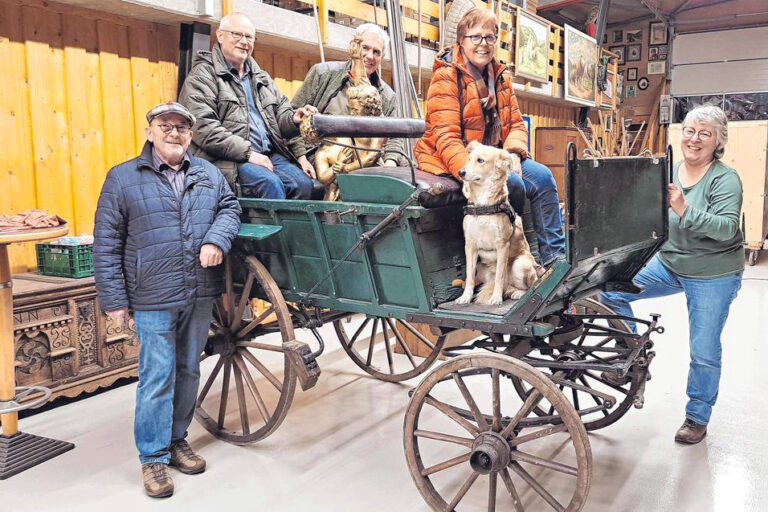 Herbert Sabisch, Hanns-Wilhelm Röpke, Klaus Daum, Hildegard Kaiser, Museumshund Chica und Andrea Knebel (v.l.) freuen sich auf zahlreiche Besucher. (Foto: Christian Völkel)