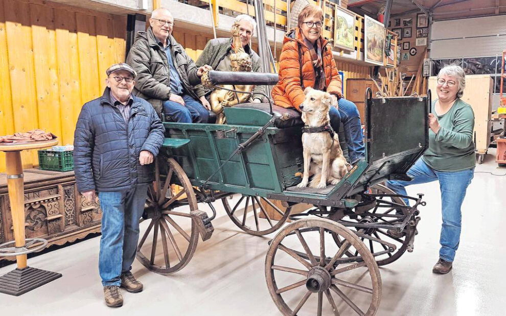 Herbert Sabisch, Hanns-Wilhelm Röpke, Klaus Daum, Hildegard Kaiser, Museumshund Chica und Andrea Knebel (v.l.) freuen sich auf zahlreiche Besucher. (Foto: Christian Völkel)